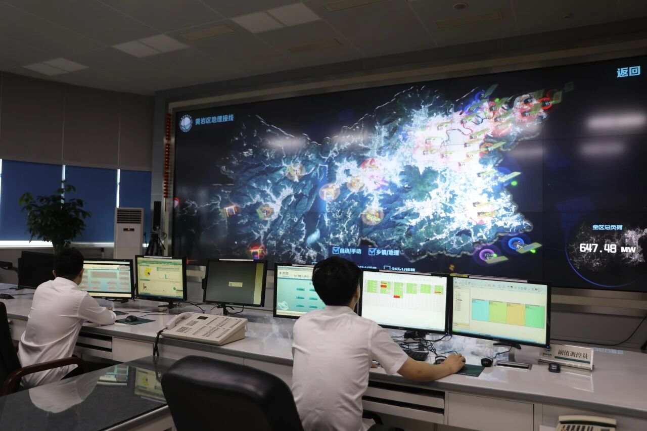 國(guó)網(wǎng)臺(tái)州市黃巖區(qū)供電公司調(diào)控分中心人員實(shí)時(shí)監(jiān)測(cè)轄區(qū)電網(wǎng)信息,全力筑牢臺(tái)風(fēng)防御屏障.jpg